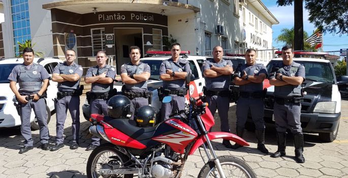 PM de Avaré flagra 2 com moto furtada