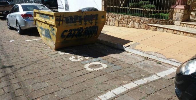 Empresa coloca caçamba de entulhos em lugar reservado para idoso