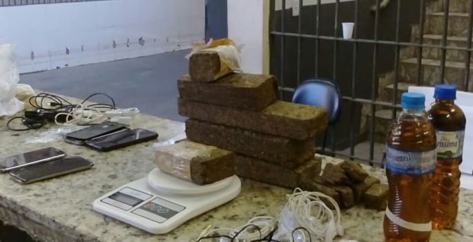 Agente é preso em flagrante tentando entrar com drogas em CDP