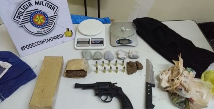 Polícia prende dois com drogas e revólver pelo Bairro Tropical- Avaré