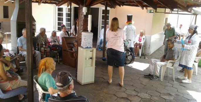 Residencial Lírios do Campo recebe visita do grupo “Doutorlhaços” e de estagiários