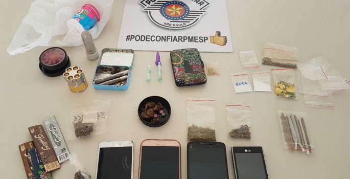 PM de Avaré prende 3 pessoas em Van com inúmeros tipos de drogas