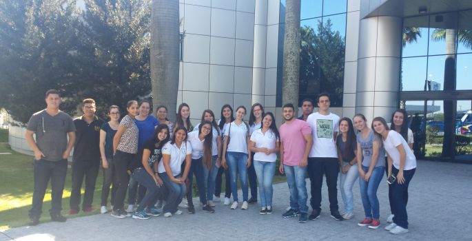 Alunos da FSP visitam laboratório farmacêutico