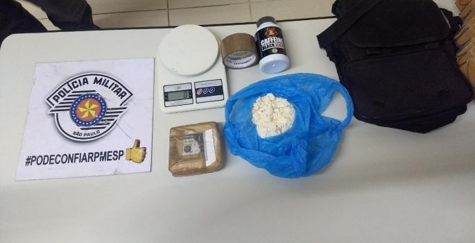 PM de Avaré flagra casal com “pasta-base de cocaína”