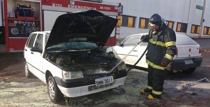 Incêndio destrói motor de carro em estacionamento de supermercado