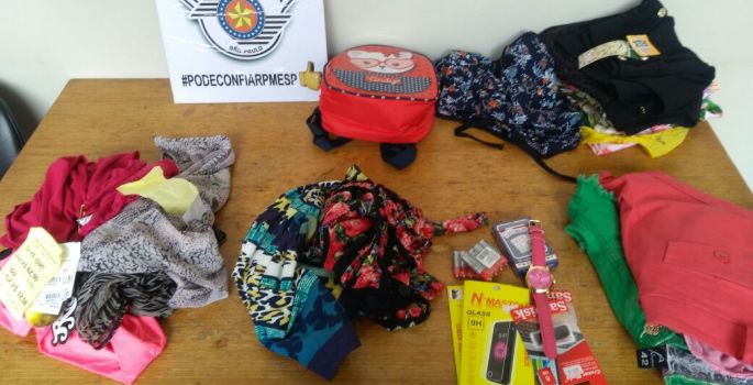 Mulheres são flagradas depois de furtarem lojas de roupas