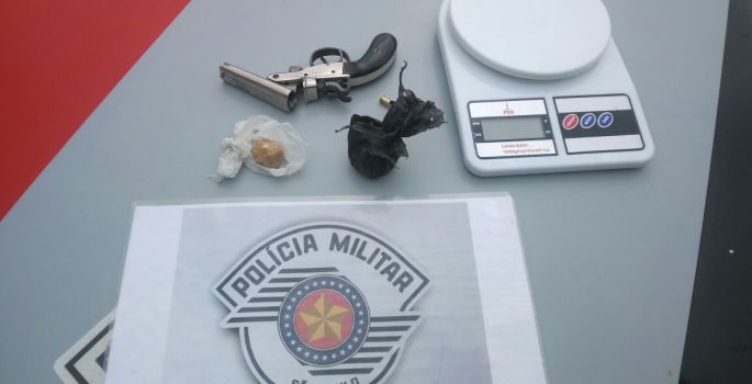 Menor de idade é flagrado traficando e com uma arma de fogo
