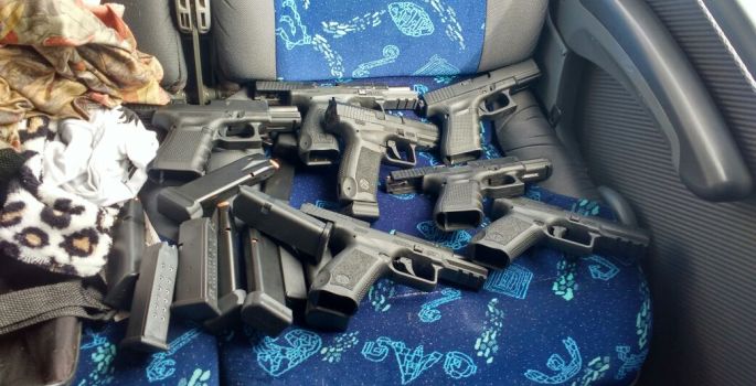 Cuidadora de idosos é presa por tráfico internacional de armas na SP-280, Avaré