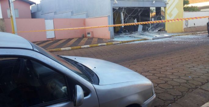 Bandidos explodem caixas eletrônicos em Arandu