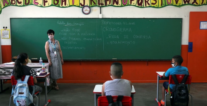 Bolsonaro anuncia reajuste de 33,24% no piso salarial dos professores