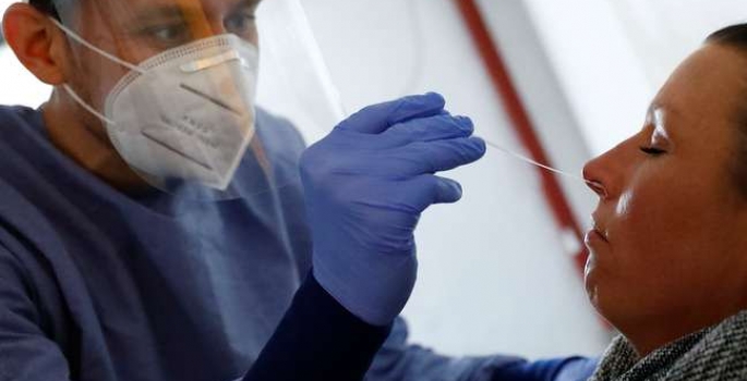Especialistas criticam redução de quarentena aos infectados com covid-19