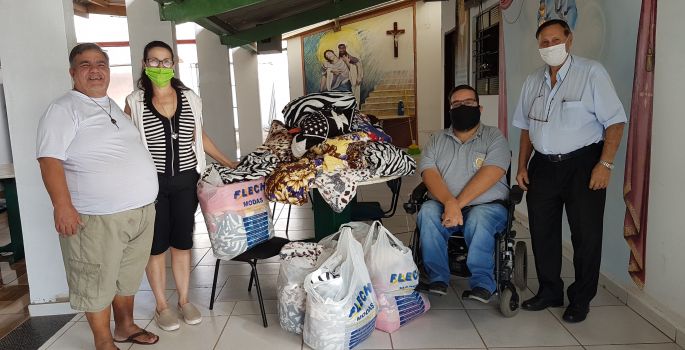 Rotary e Casa da Amizade doam cobertores a moradores de rua