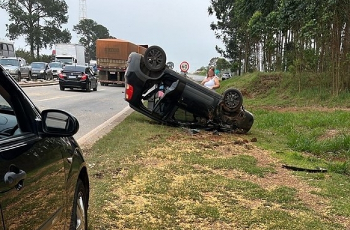 Caminhão com grãos tomba e provoca batida entre veículos na Rodovia Raposo Tavares