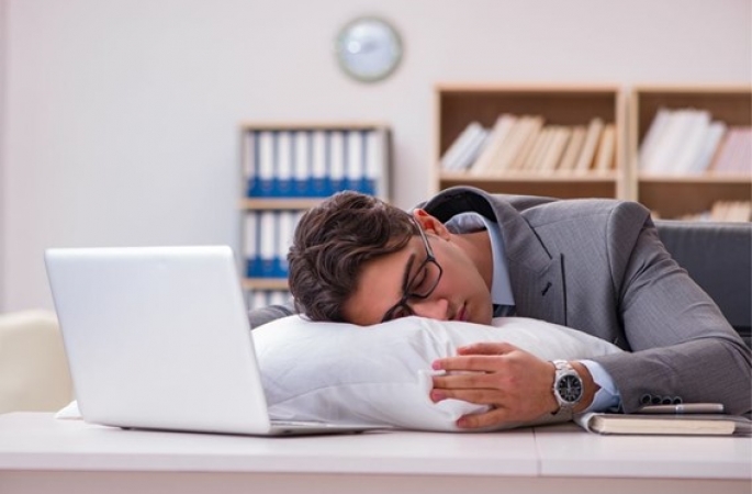Pensar no trabalho à noite faz você virar um chefe pior; saiba desacelerar e criar rotina de sono