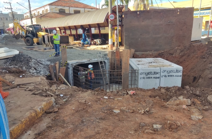 Enchentes: Obra de drenagem avança no centro de Avaré