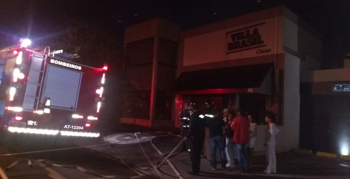 Comércio pega fogo e Bombeiros conseguem controlar chamas no Centro de Avaré