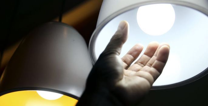 Contas de luz ficarão mais caras após aumento de impostos sobre os combustíveis, admite Aneel