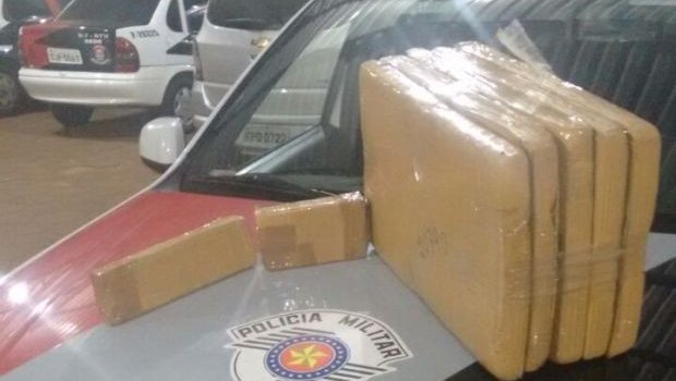 Polícia apreende placas e tijolos de maconha durante operação em Botucatu