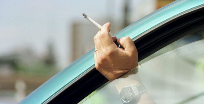 Projeto de lei pode proibir fumar em veículos