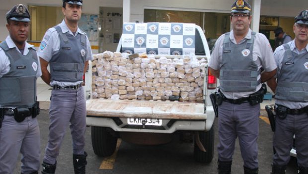 Polícia Rodoviária intercepta veículo com 200 Kg de droga