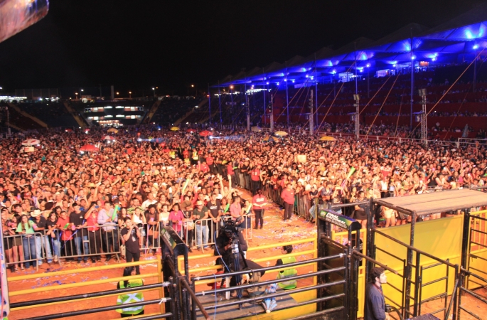 Com cavalgada, shows e final de rodeio Emapa tem público recorde na arena de eventos