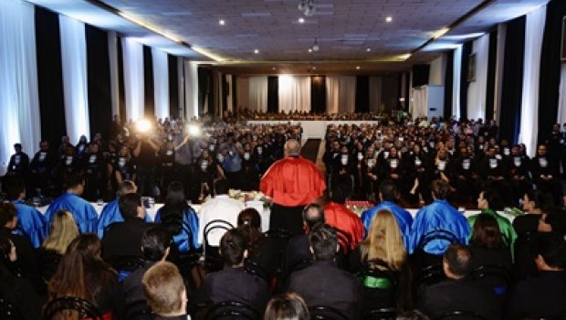 Formandos da Faculdade Eduvale colam grau em cerimônia solene