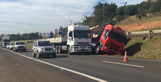 Caminhão carregado com madeira tomba em rodovia de Botucatu