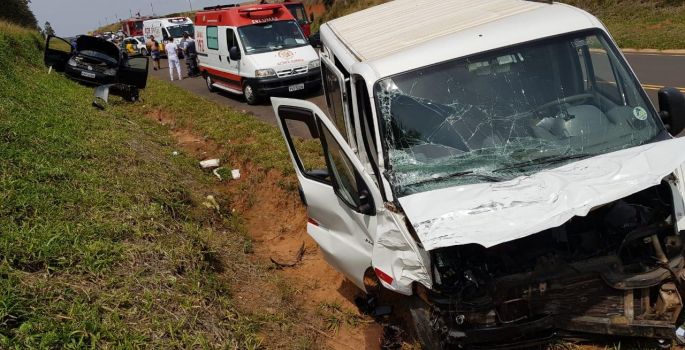 Grave acidente deixa uma pessoa morta e outras feridas na SP-245 em Avaré