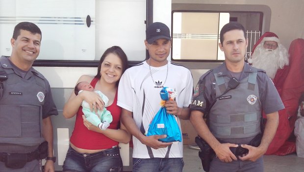 PM realiza entrega de presentes às crianças carentes