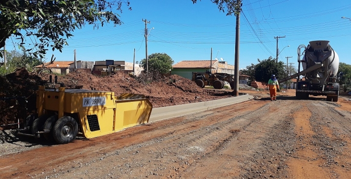 Ruas em pavimentação no Terras de São José recebem guias e sarjetas