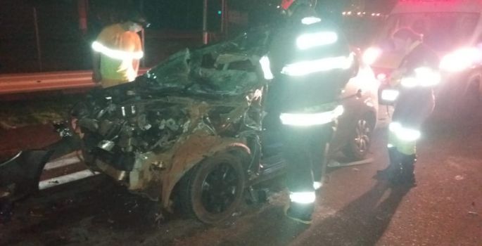 Acidente entre carro e caminhão deixa jovem avareense ferida