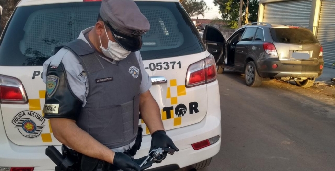 TOR persegue veículo, prende um e apreende arma e ‘carro clonado’ na SP-280