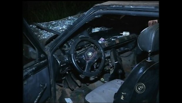 Motorista tem ferimentos graves após bater em caminhão e carro em vicinal