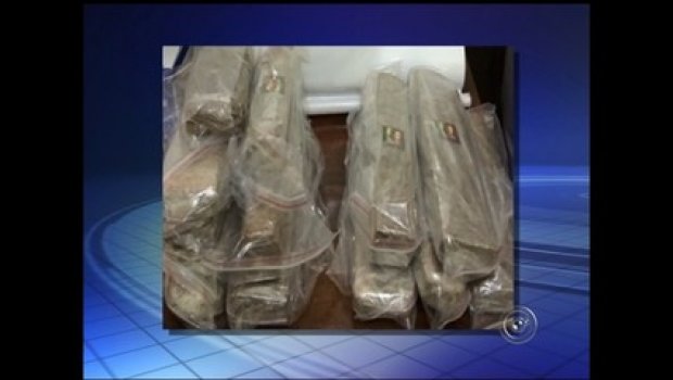 Casal é apreendido ao transportar maconha em ônibus em Itararé