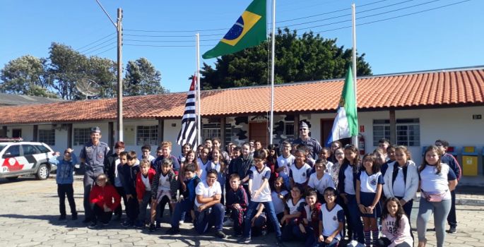 Alunos da escola Ana Novaes participam da “Escolinha da PM”