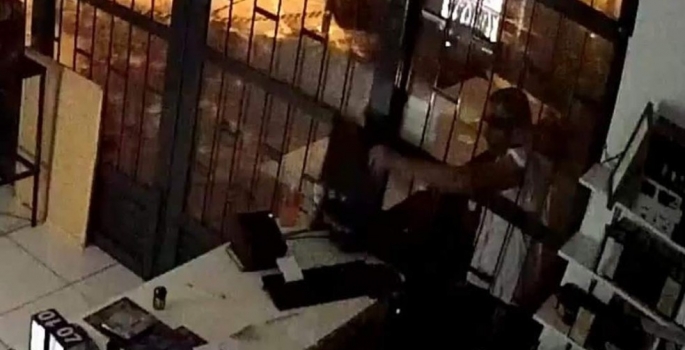 Homem é preso por furtar lanchonete horas após deixar a prisão