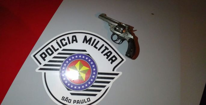 Polícia Militar prende dois por roubo a sorveteria e apreende revólver