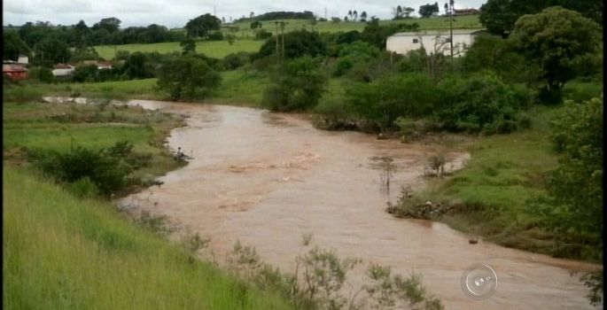 Criança morre afogada após cair em enxurrada em Itaí