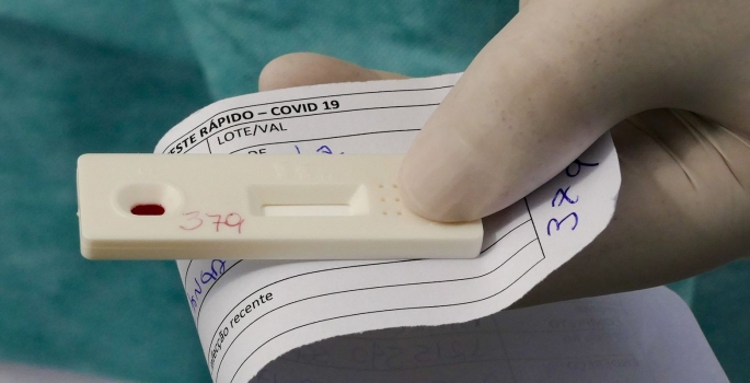Testes positivos de Covid em crianças chegam a 50,8% em 21 dias, segundo laboratório