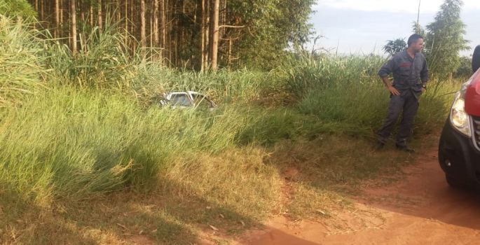 Bombeiros de Avaré socorrem motorista que capotou veículo entre Cerqueira e Iaras