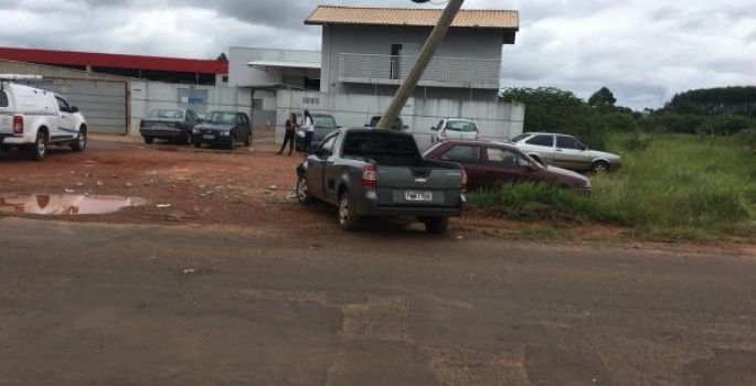 Motorista passa mal e colide carro contra poste em Avaré