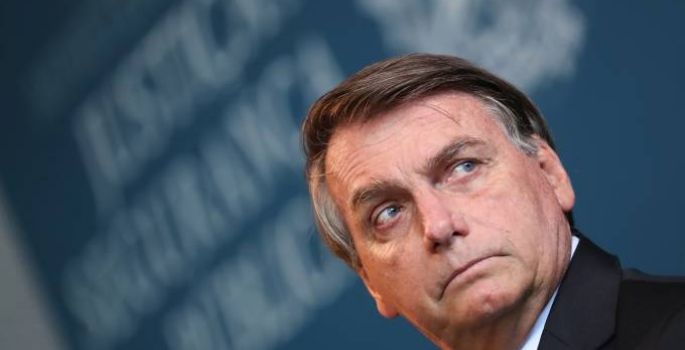 Aprovação de Bolsonaro despenca de 37% para 26%