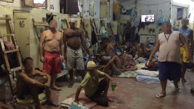 Relatório aponta violência policial e superlotação em presídios no Brasil