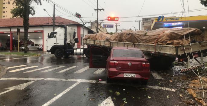 Caminhão tomba atinge carro e para trânsito em Avaré