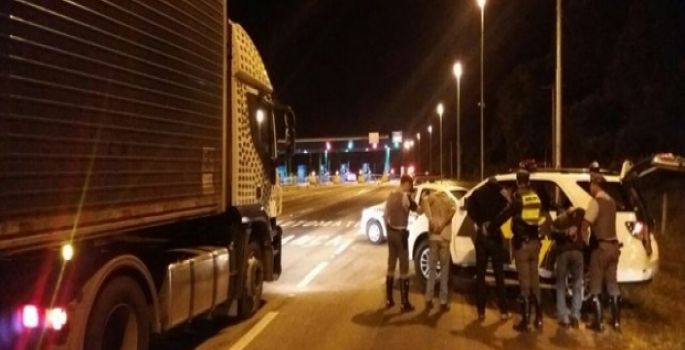 Polícia Rodoviária persegue caminhão por quase 30 km e libera motorista feito refém por bandidos