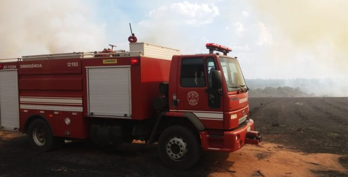 Bombeiros combatem incêndio florestal em Águas de Santa Bárbara