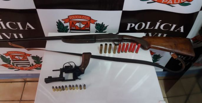 Policiais civis apreendem armas, munições e um homem é preso