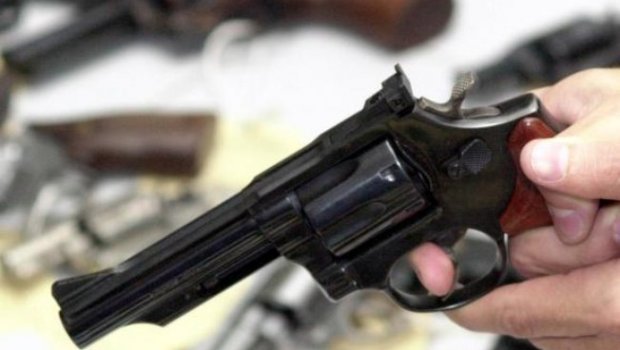 Comércio de armas avança em rede social sem controle