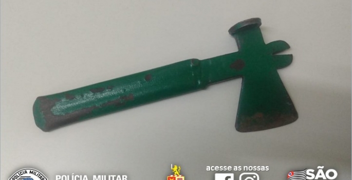 PM detém homem com machadinha ameaçando funcionários dentro de supermercado em Avaré