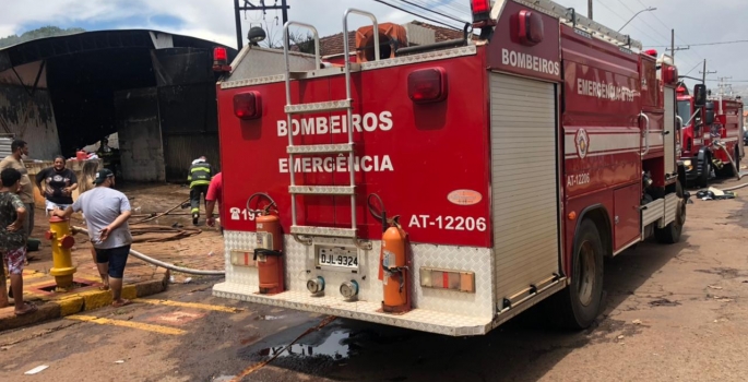 Bombeiros combatem incêndio em barracão de reciclagem em Piraju